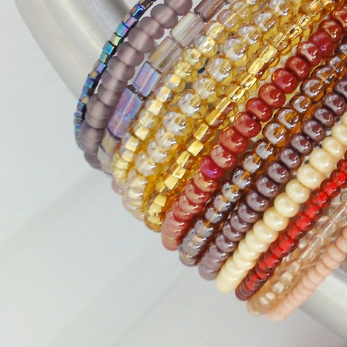 Zlatohnědá s fialkou