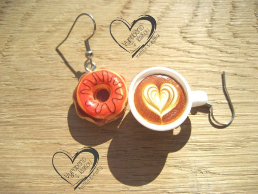 BÍLÉ KAFE CAPPUCCINO S DONUTEM