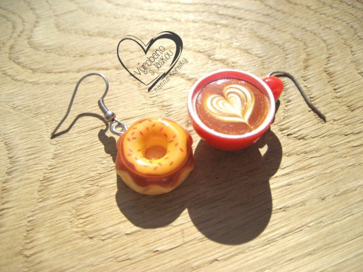 ČERVENÉ KAFE CAPPUCCINO S DONUTEM