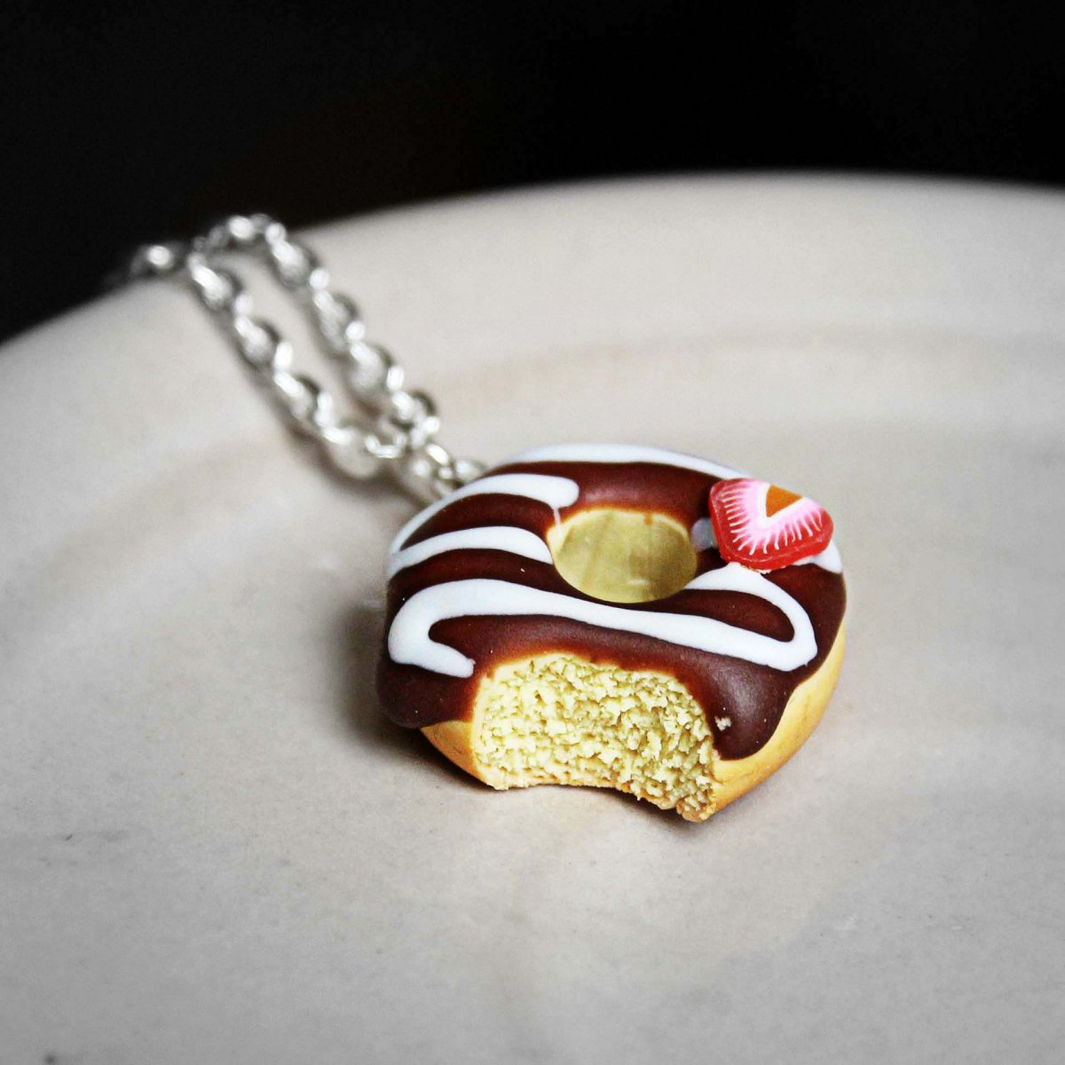 Nakousnutý donut s jahůdkou