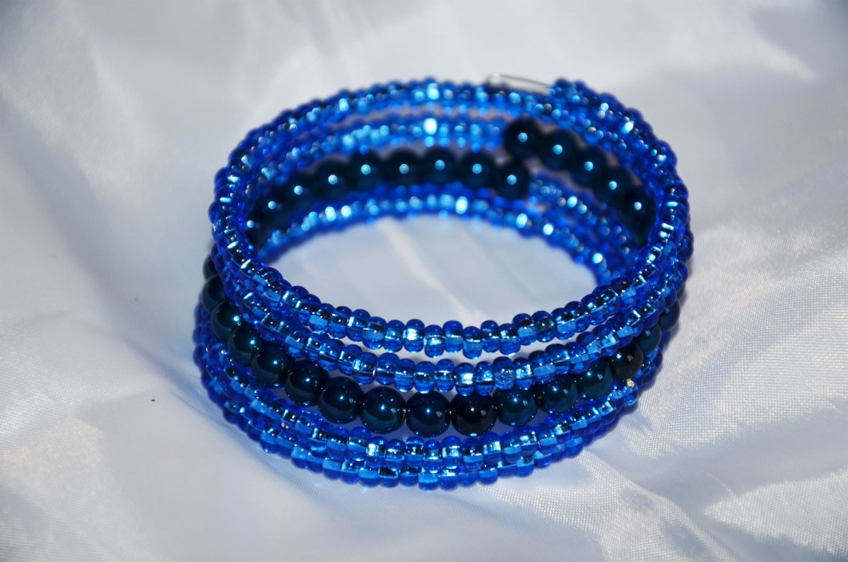 Modrý náramek s pruhem