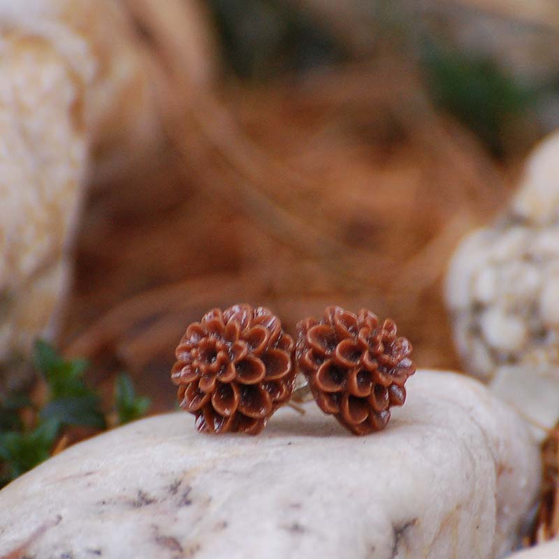 Hnědé kytičky na puzetě