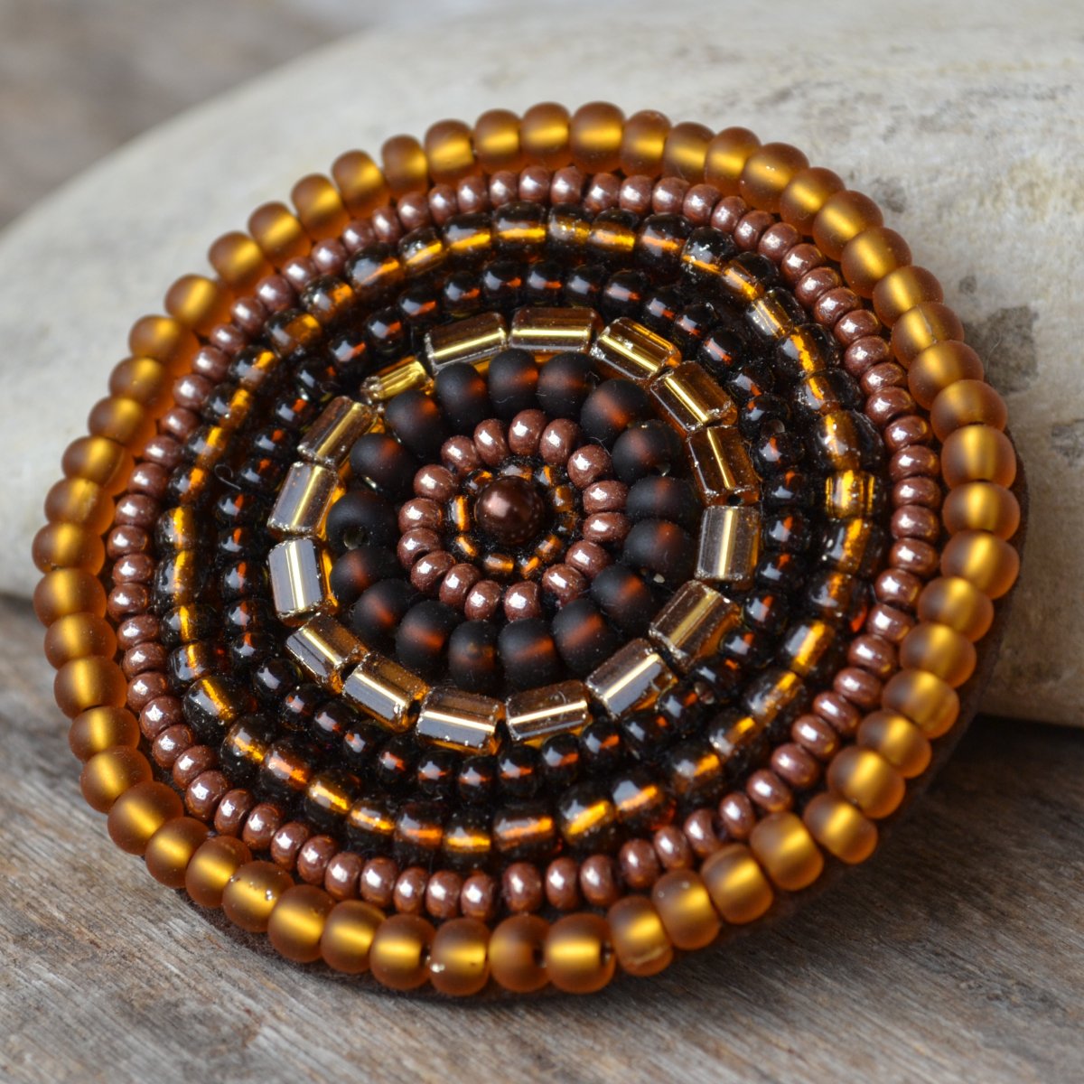 Korálková brož - hnědá