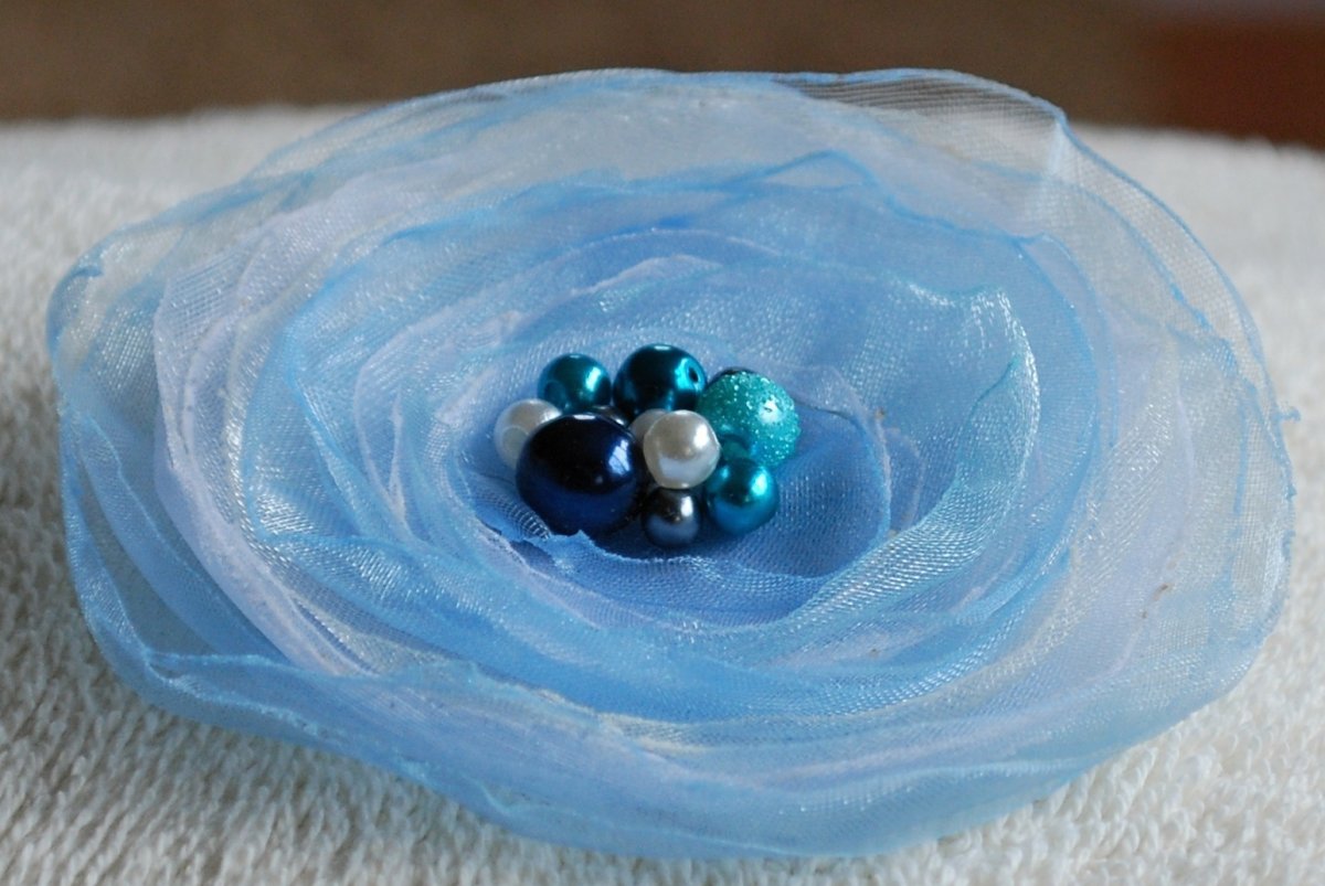 Brož blankytně modrá