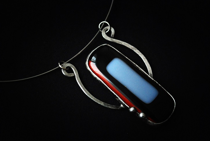 Tepaná černá elegance