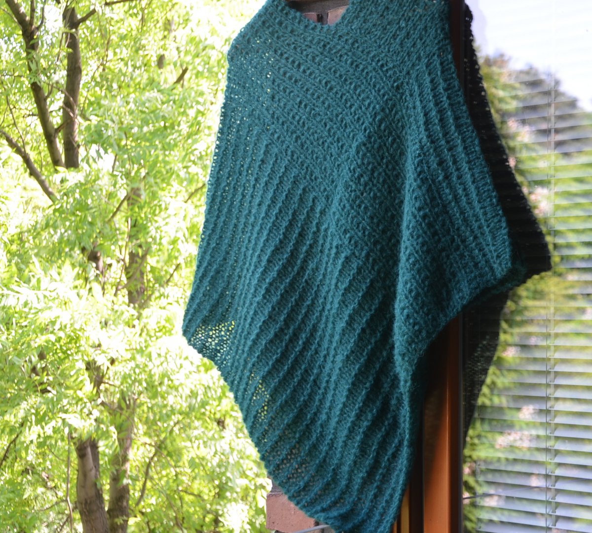 Nadýchané pončo tmavě zelené