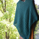 Nadýchané pončo tmavě zelené