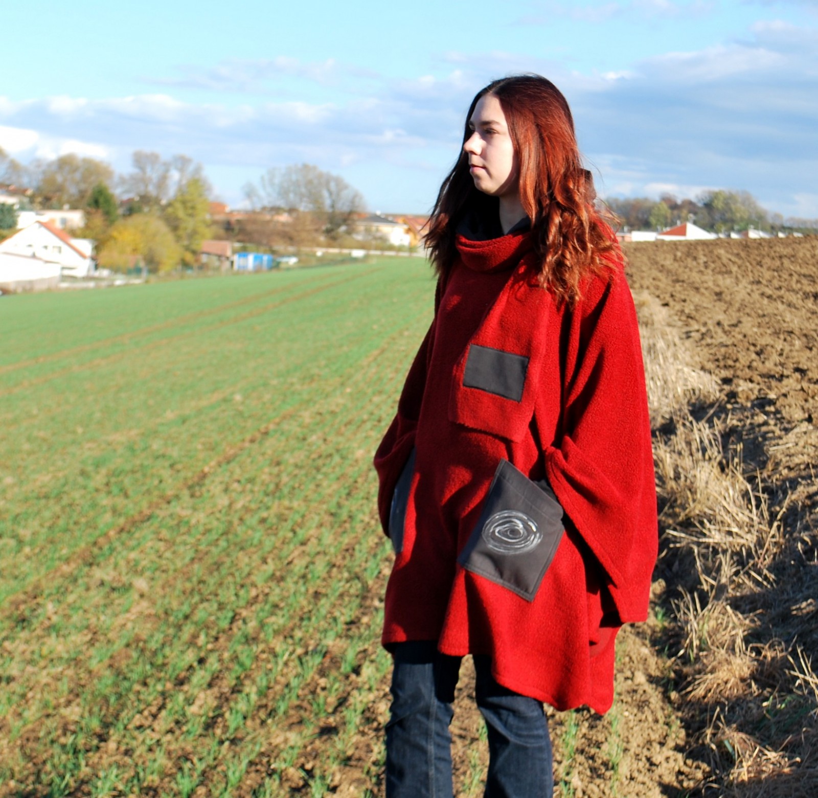 Prostorná červená pelerína