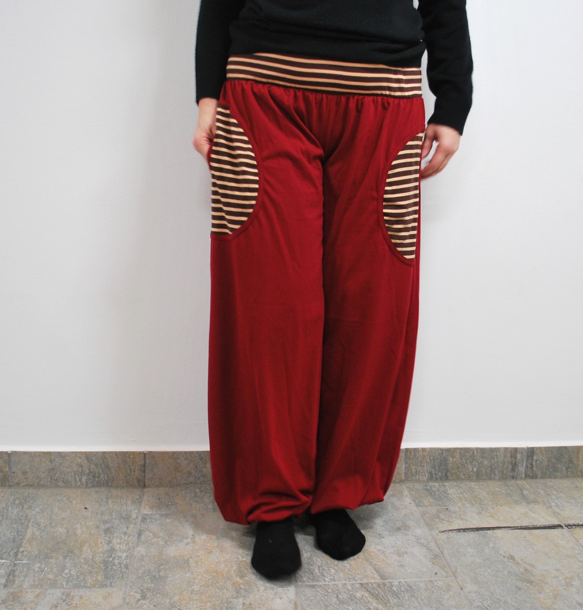 Pohodové tepláčky vínové s kulatými kapsami III