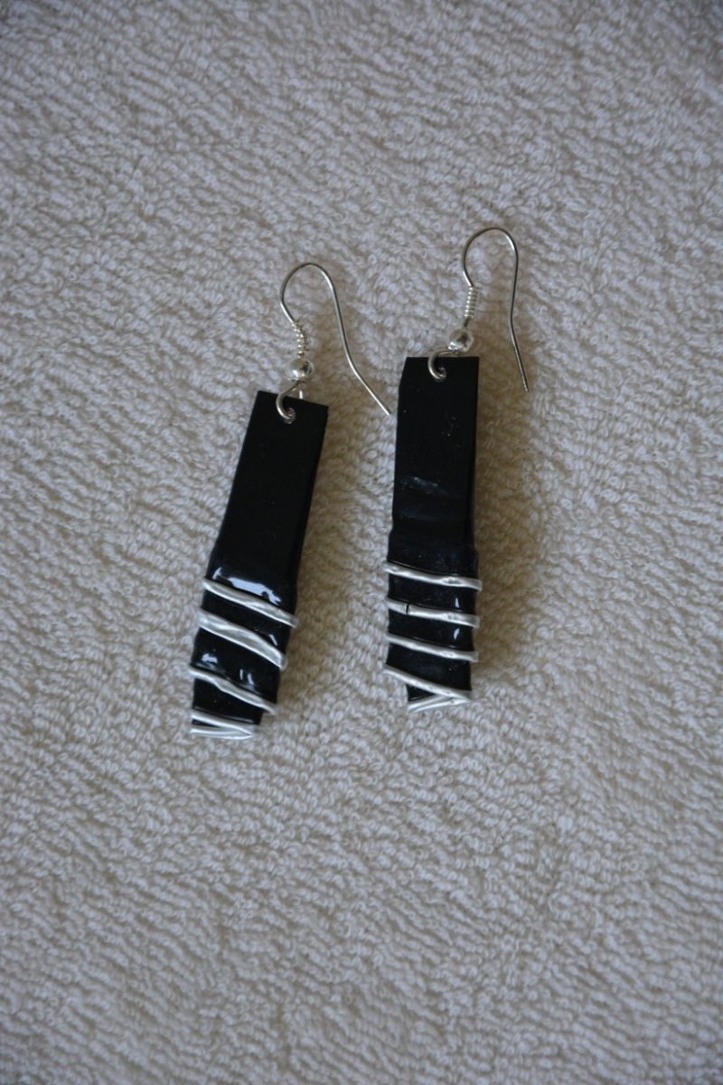 Černé volánkové naušnice