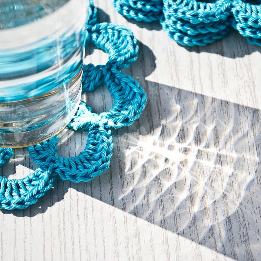 Tyrkysové  květy jako podložky pod hrnky