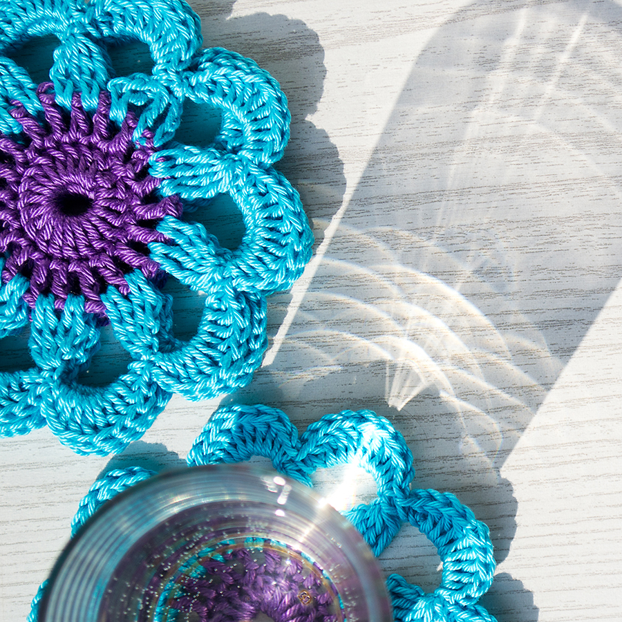 Fialovotyrkysové  květy jako podložky pod hrnky