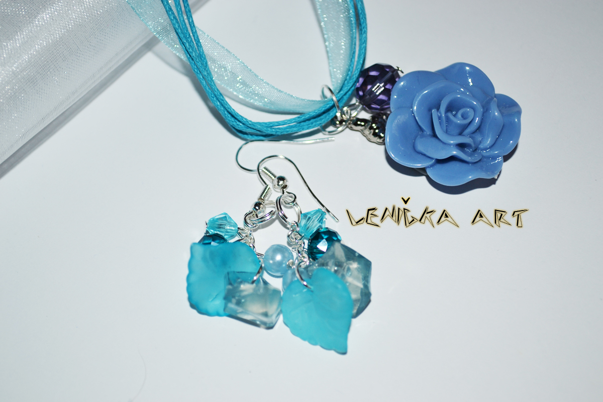 Kapky rosy na růži 