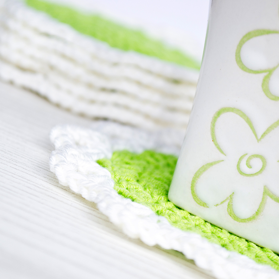 Zelené květy jako podložky pod hrnky