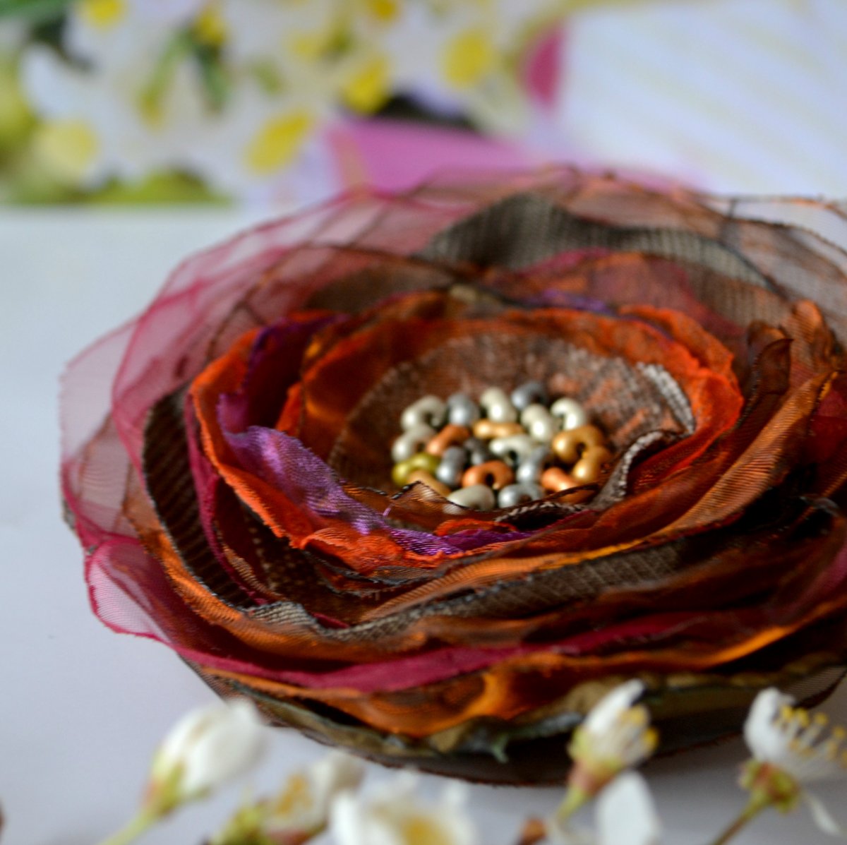 Brož i květ do vlasů Paola