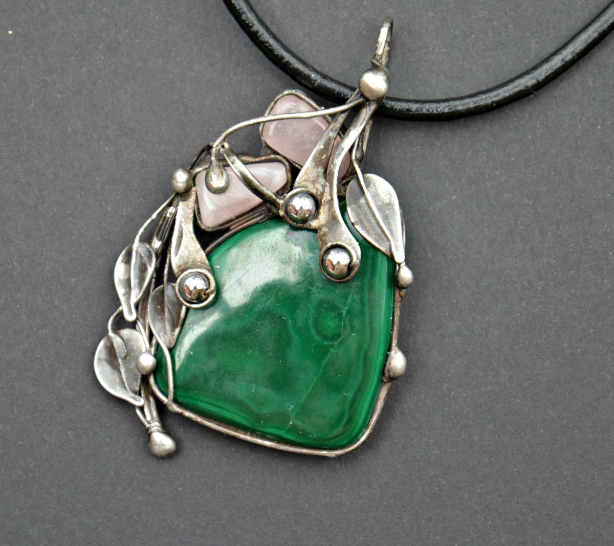 V lese - malachit, růženín, hematit