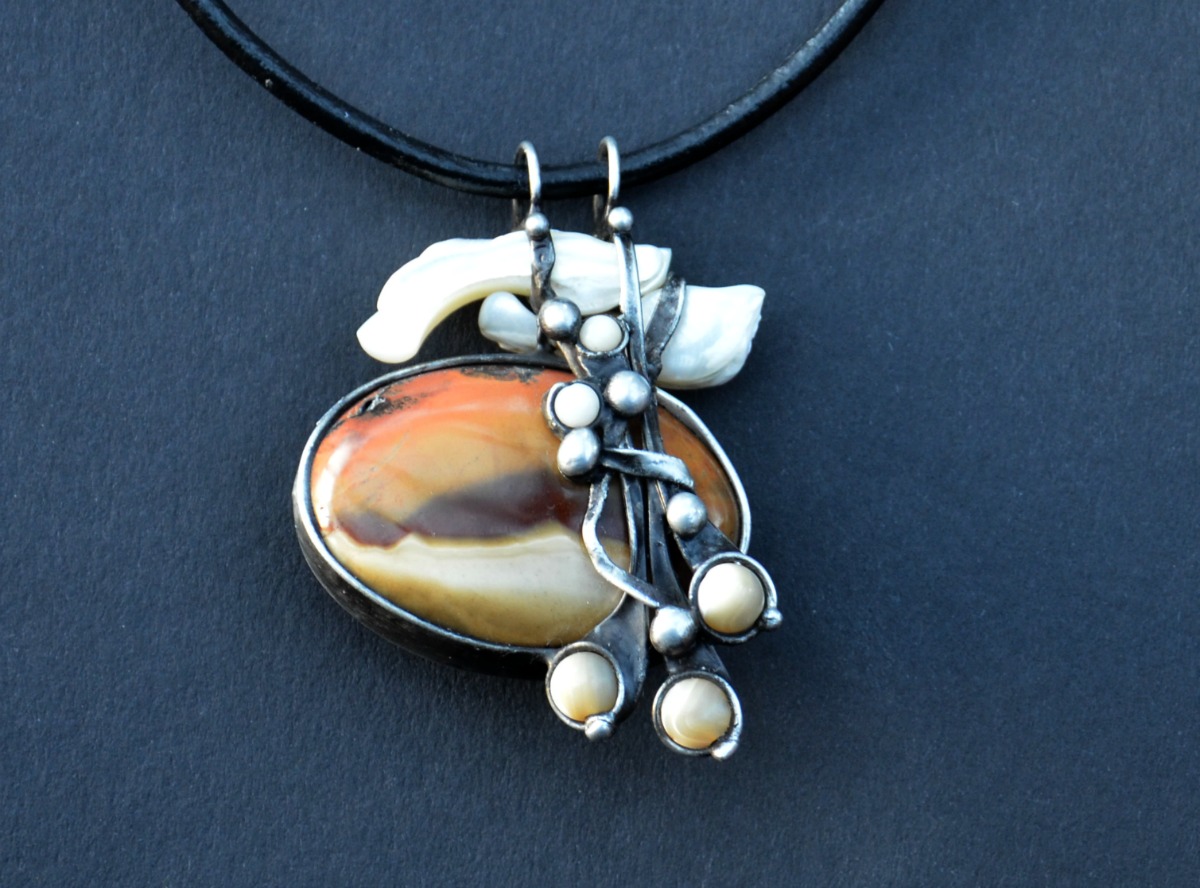 Meďáček - jaspis pestrý, perleť