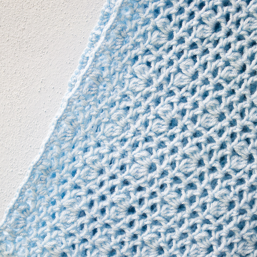 Světle modrý háčkovaný nákrčník