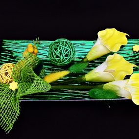 žlutá kala v zeleném s keramickýma kytičkama