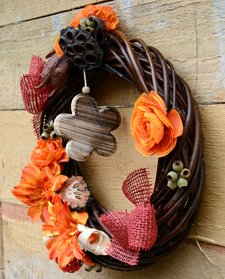 Podzimní věnec s dřevěnou kytkou