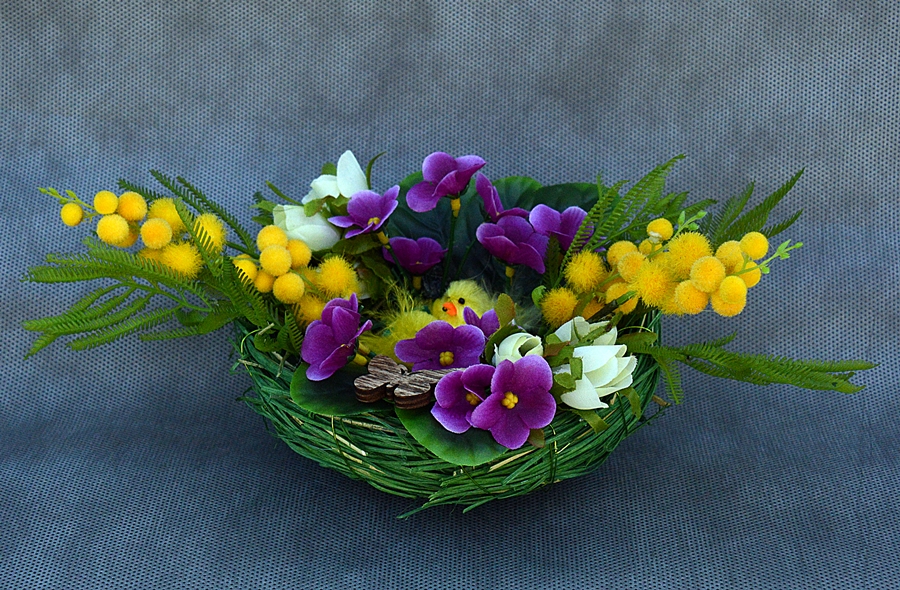 tři kuřátka v hnízdečku