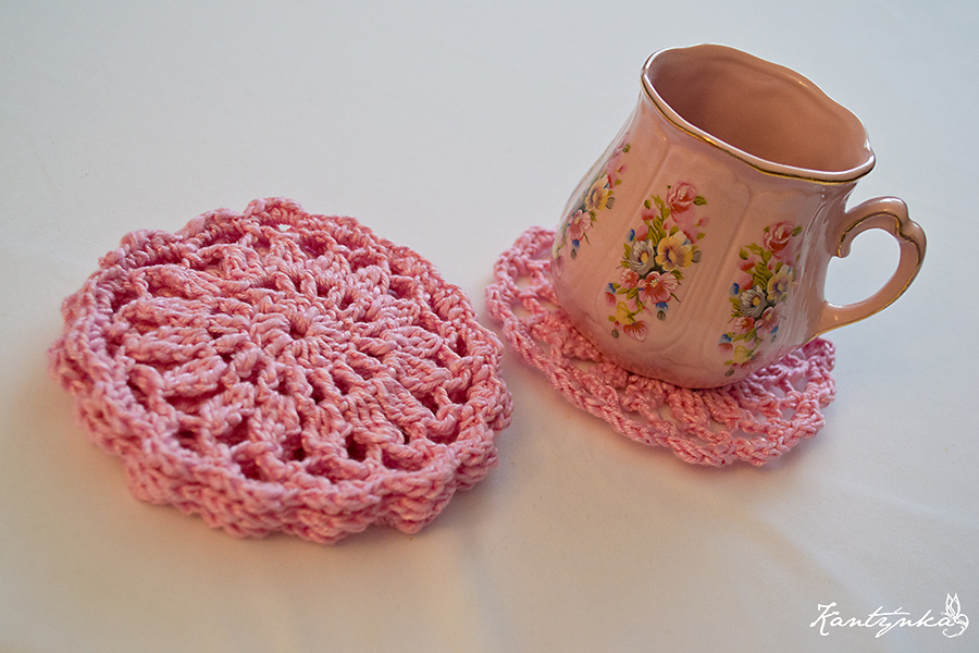 Růžové květy jako podložky pod hrnky