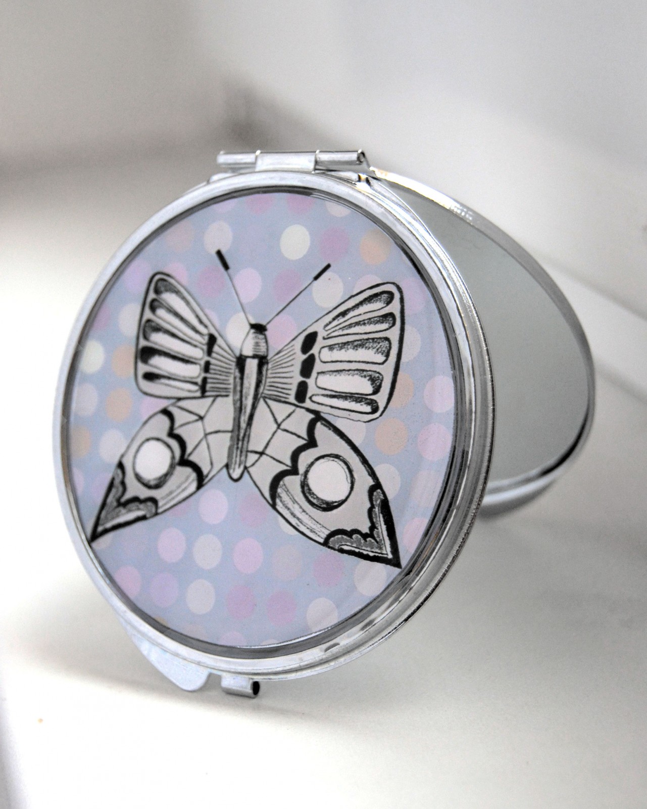 Puntíkaté zrcátko s motýlem