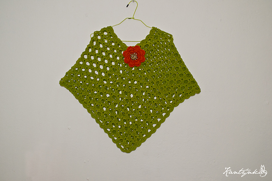 Háčkované pončo s broží