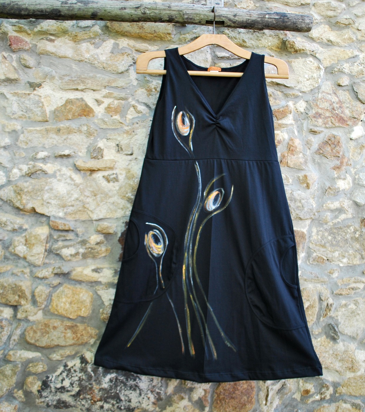 Černé šatičky s abstraktní malbou