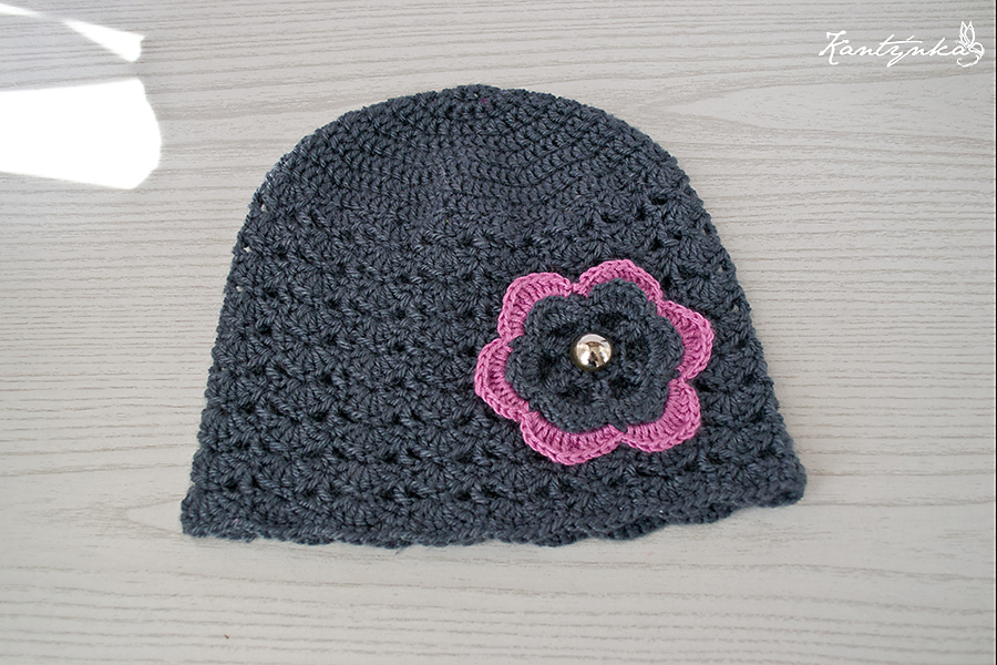 Dívčí háčkovaná čepička s květem