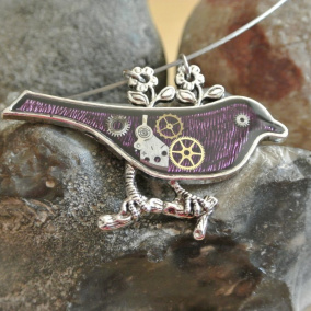 Steampunkový náhrdelník s ptáčkem - fialová