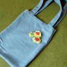 modrá taška s kytičkou