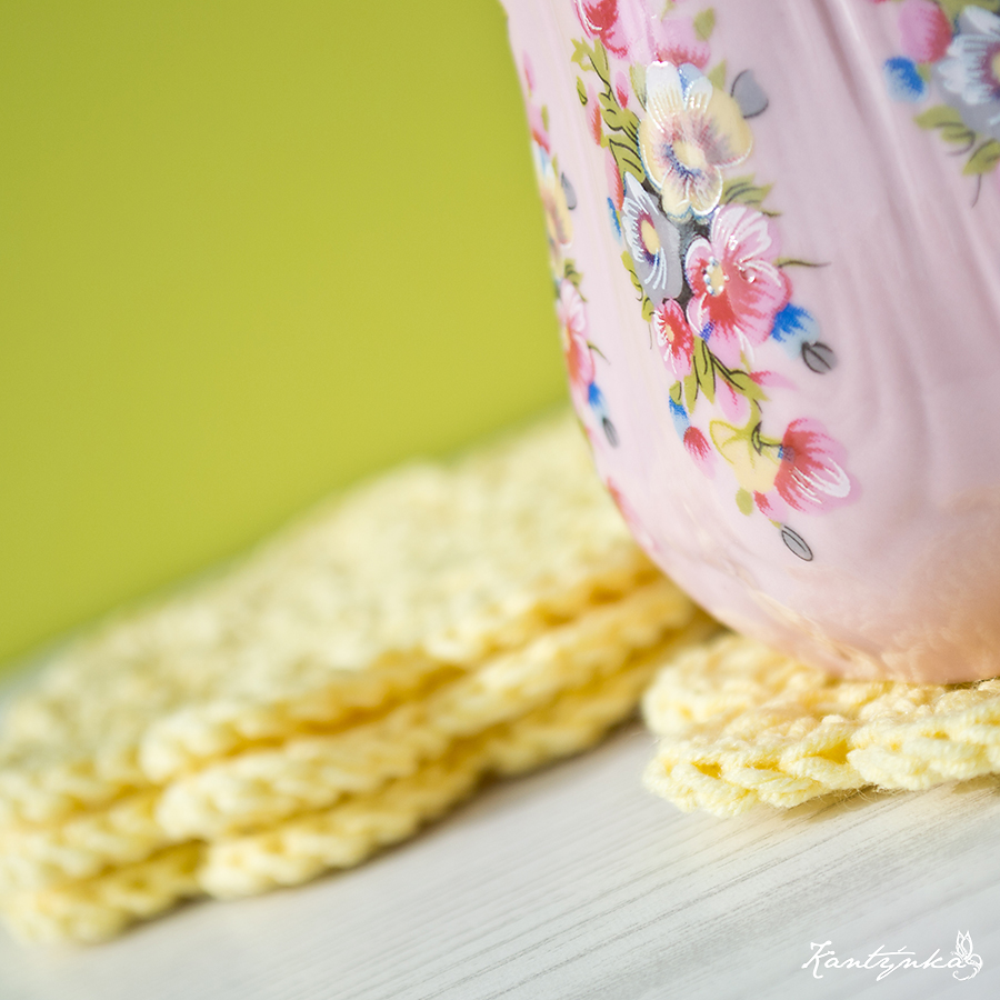 Žluté květy jako podložky pod hrnky