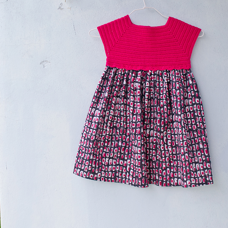 Dívčí šatičky růžovočerné