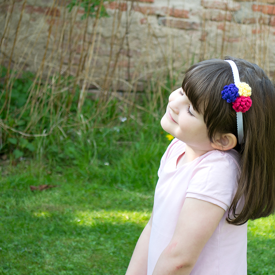 Dívčí čelenka s háčkovanou květinou