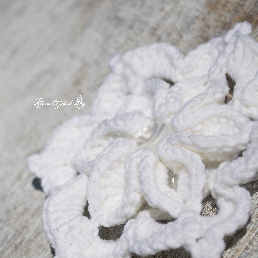 Dívčí čelenka s květem