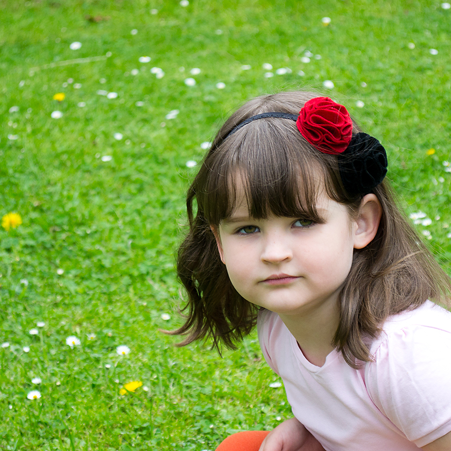 Dívčí čelenka s květinami z filcu