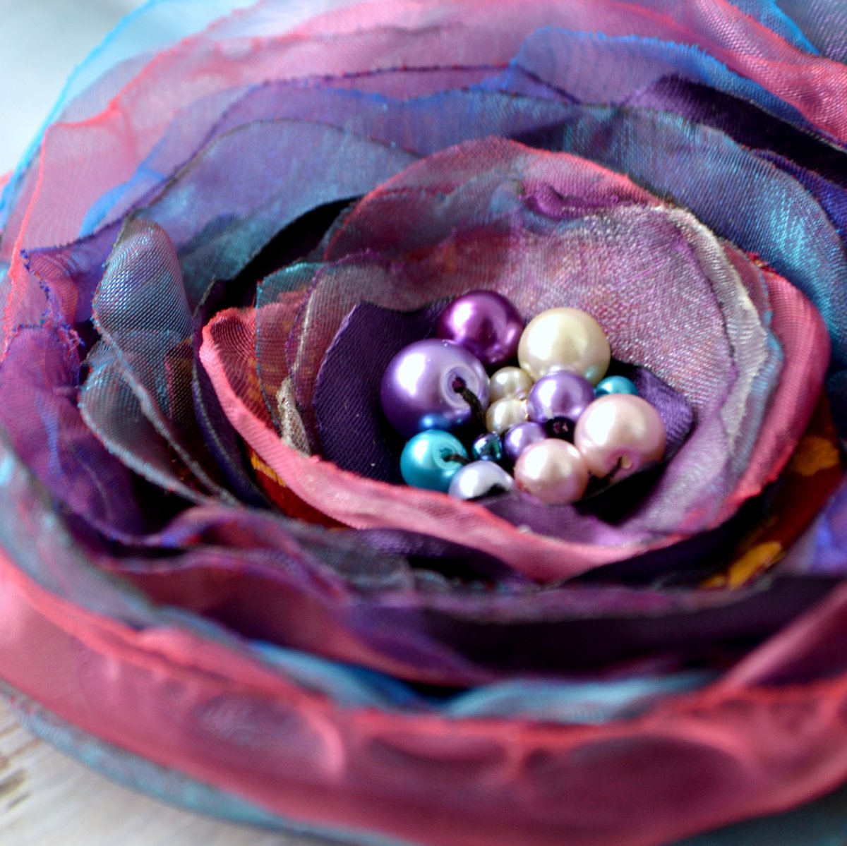 Brož i květ do vlasů Marika