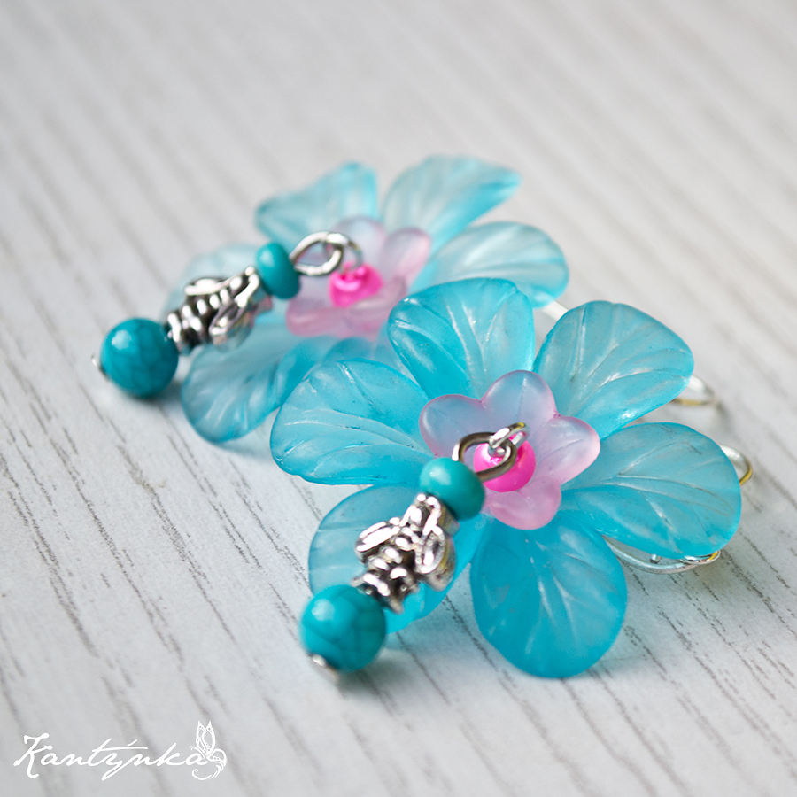 Kvítky s tyrkysovou včeličkou