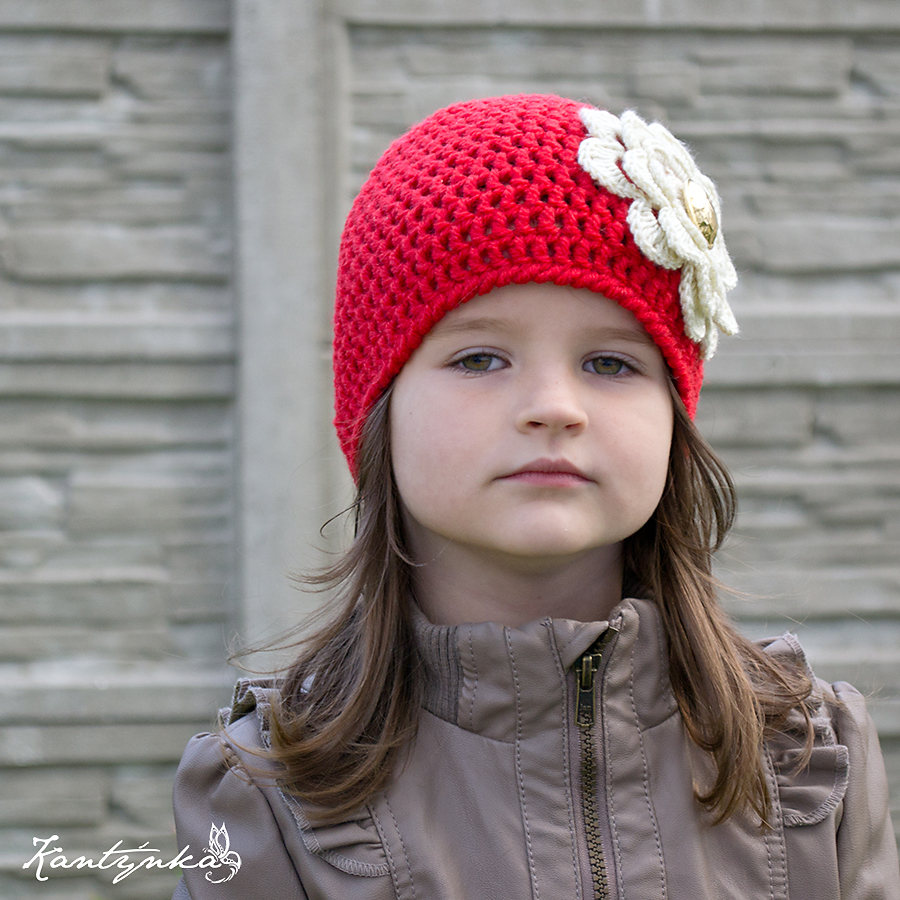 Červená čepička s velkým květem