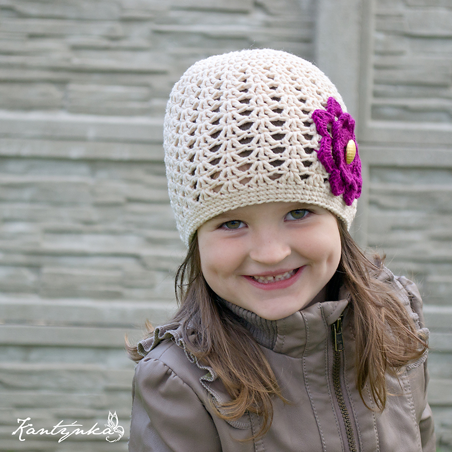 Béžová čepička s velkým fialovým květem
