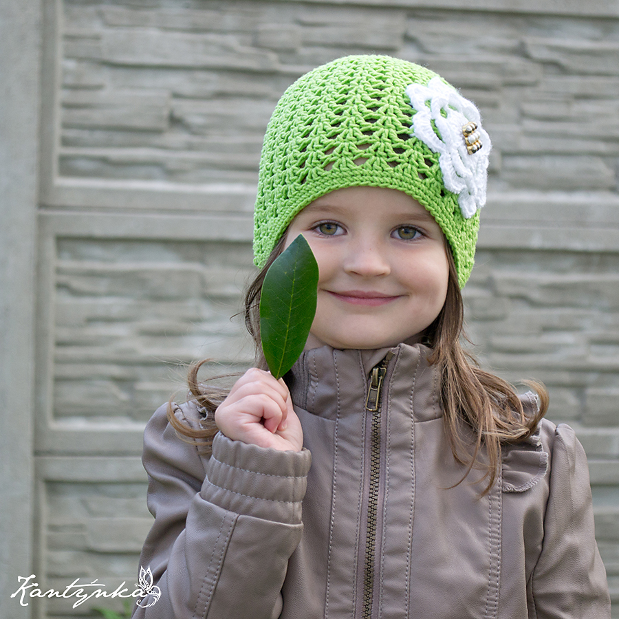 Zelená čepička s velkým bílým květem