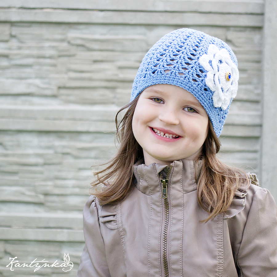 Modrá čepička s velkým bílým květem