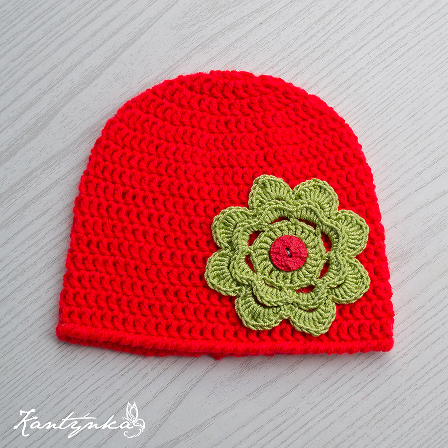 Červená čepička se zeleným květem