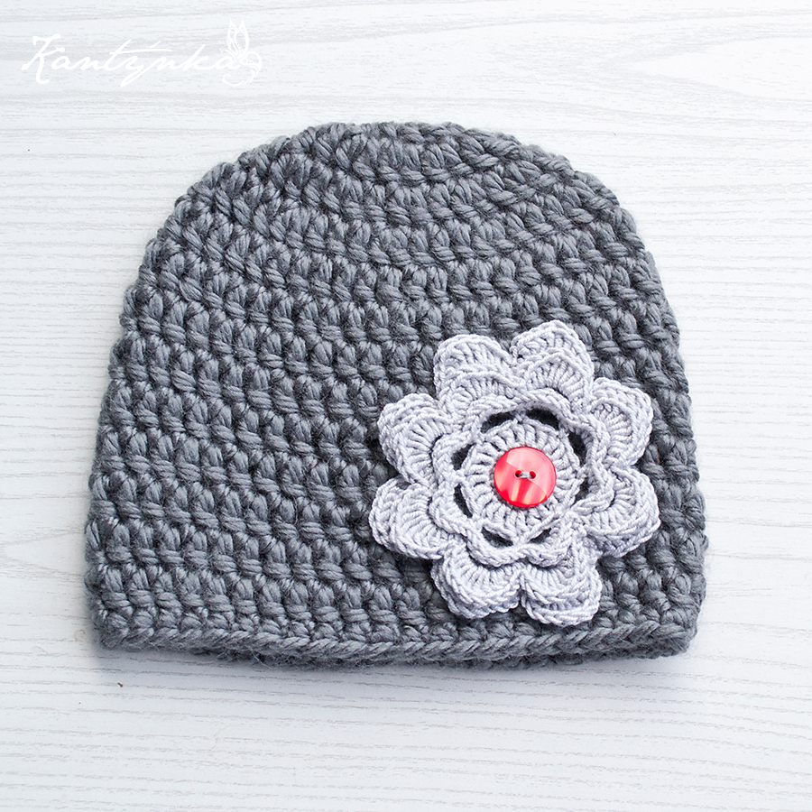 Šedá čepička s květem