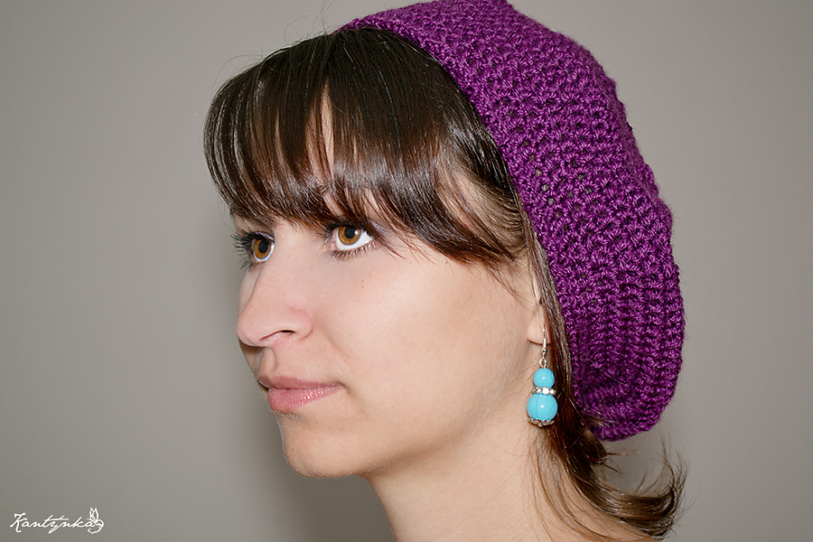 Fialový háčkovaný baret