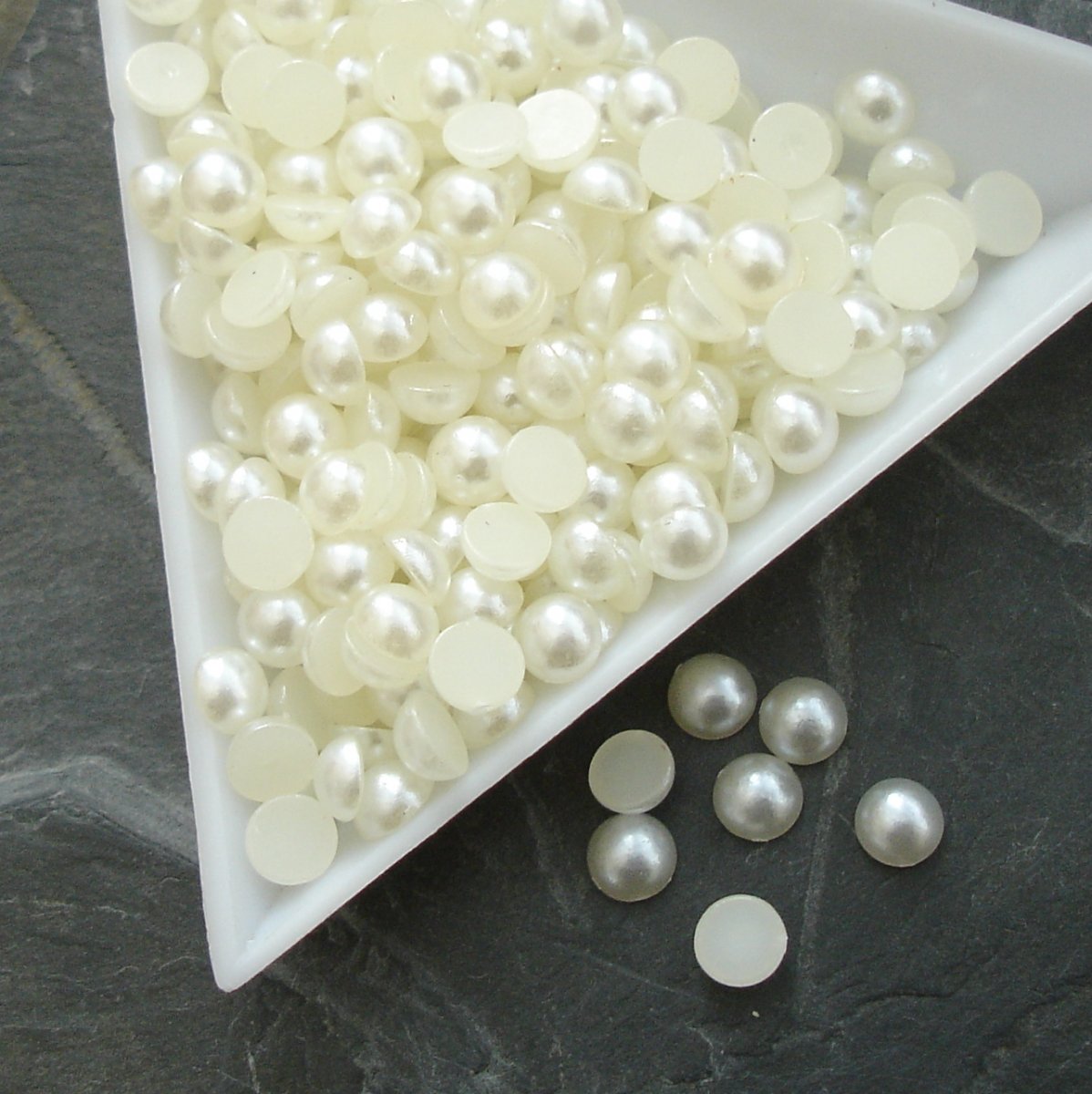 Kabošonek plastový krémový cca 5mm - 100 ks