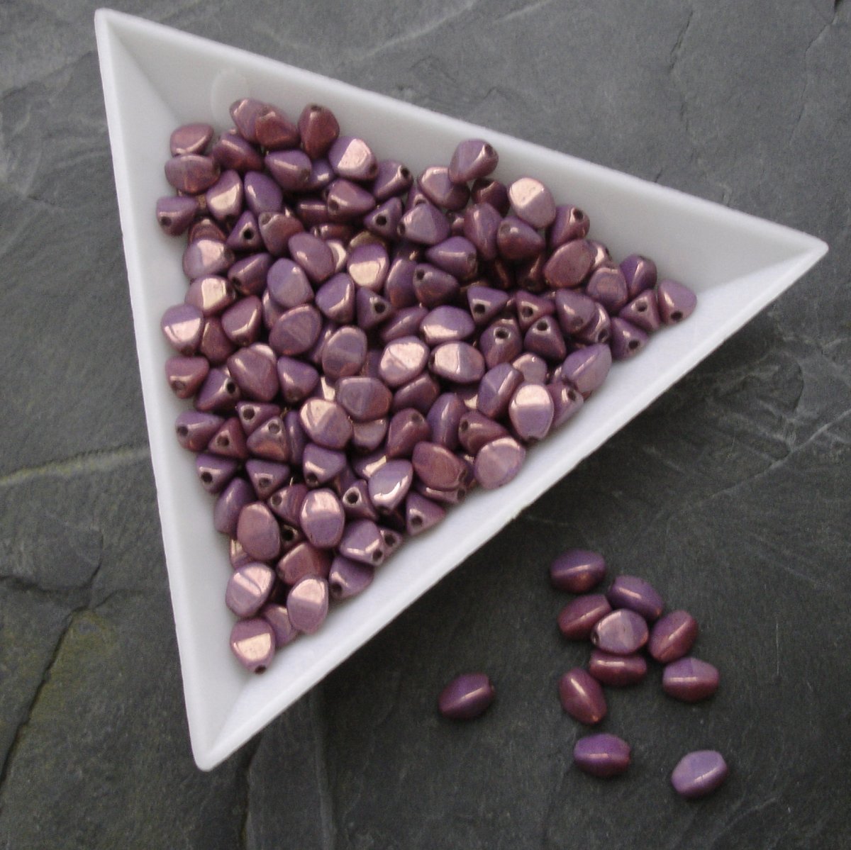 Mačkané korálky pohanka 5mm - fialové s listrem - 50 ks