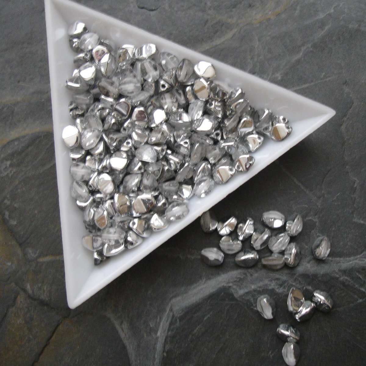 Mačkané korálky pohanka 5mm - čiré + pokov - 50 ks