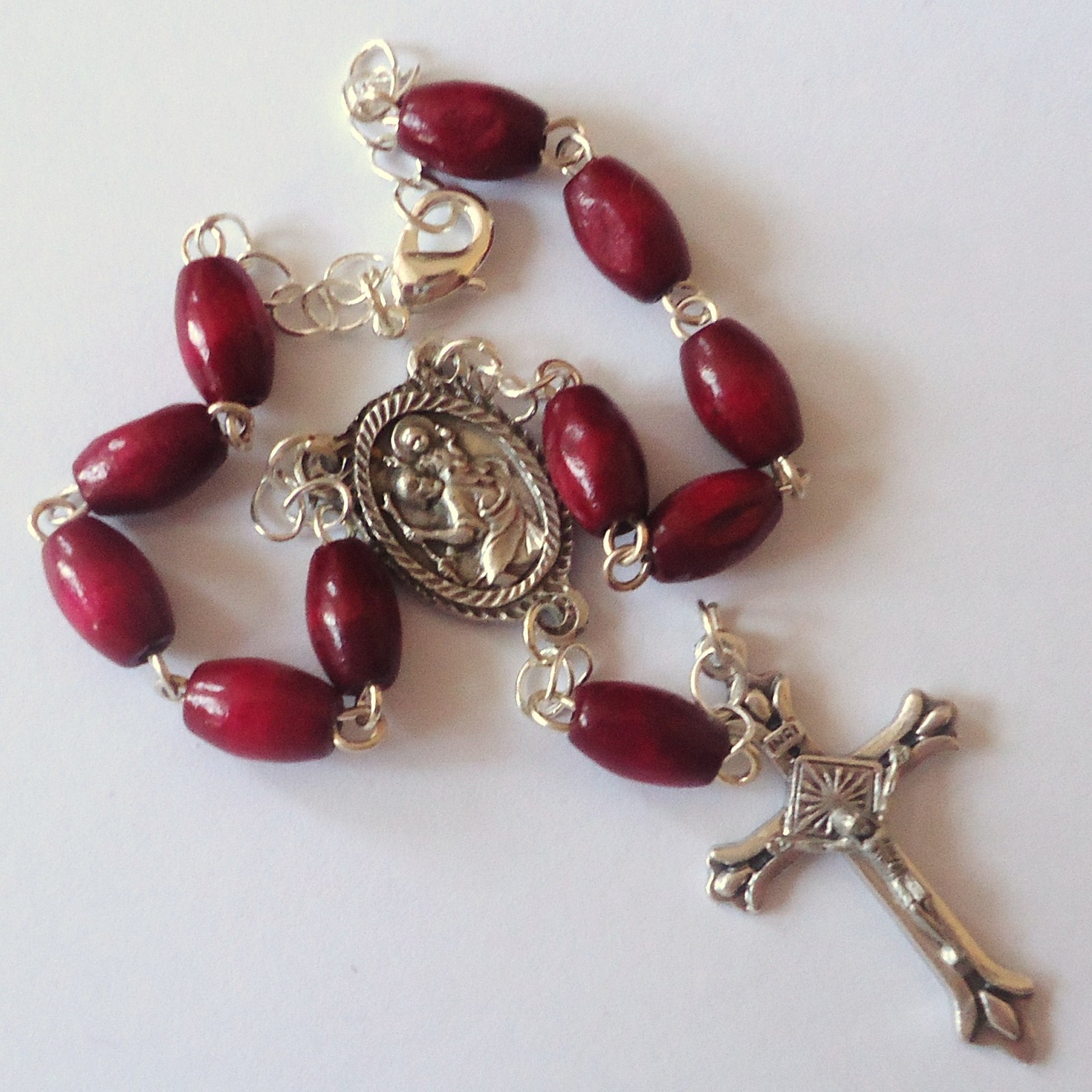 Růženec do auta se Svatým Kryštofem - vínově červený (dřevo)